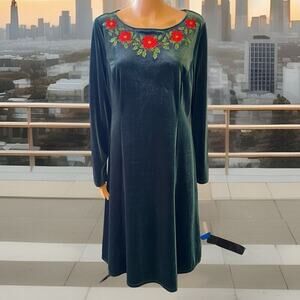 Quacker Factory Dress Size Medium Green Velvet Velour Embroidered Floral Holiday